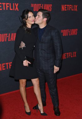 LOS ANGELES, CA. 26 Haziran 2023: Chloe Bridges ve Adam DeVine Los Angeles 'taki The OutLaws' ın özel gösteriminde