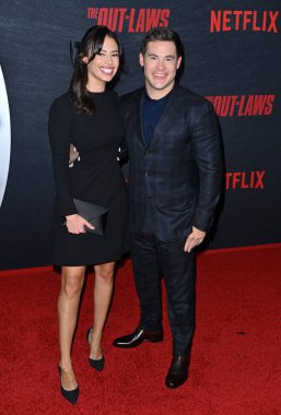 LOS ANGELES, CA. 26 Haziran 2023: Chloe Bridges ve Adam DeVine Los Angeles 'taki The OutLaws' ın özel gösteriminde