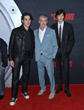 LOS ANGELES, CA. 26 Haziran 2023: Paris Brosnan, Pierce Brosnan ve Dylan Brosnan, Los Angeles 'taki The OutLaws için düzenlenen özel gösterimde