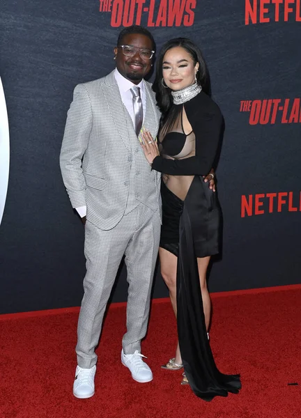 LOS ANGELES, CA. 26 Haziran 2023: Lil Rel Howery ve Verina Howery Los Angeles 'taki The OutLaws' ın özel gösteriminde