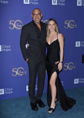 LOS ANGELES, ABD. 18 Ekim 2023: Harvey Mason ve Britt Burton Pasifik Tasarım Merkezi 'ndeki Umut Şehri Yaşam Ruhu Galasında.