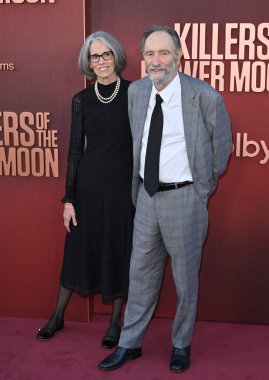 LOS ANGELES, CA. 16 Ekim 2023: Eric Roth, senaryo yazarı, ve Dr. Anne Peters, Hollywood Dolby Tiyatrosu 'nda, Ayın Katilleri galasının ortağı.