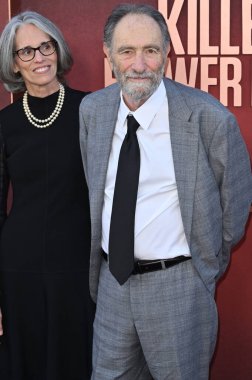 LOS ANGELES, CA. 16 Ekim 2023: Eric Roth, senaryo yazarı, ve Dr. Anne Peters, Hollywood Dolby Tiyatrosu 'nda, Ayın Katilleri galasının ortağı.