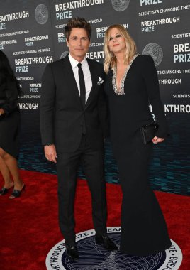 LOS ANGELES, CA. 15 Nisan 2023: Rob Lowe ve Sheryl Berkoff, Akademi Müzesi 'nde Bilim ve Matematik alanında Büyük buluş seremonisinde