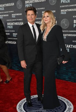 LOS ANGELES, CA. 15 Nisan 2023: Rob Lowe ve Sheryl Berkoff, Akademi Müzesi 'nde Bilim ve Matematik alanında Büyük buluş seremonisinde
