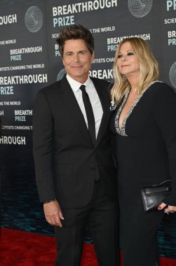 LOS ANGELES, CA. 15 Nisan 2023: Rob Lowe ve Sheryl Berkoff, Akademi Müzesi 'nde Bilim ve Matematik alanında Büyük buluş seremonisinde