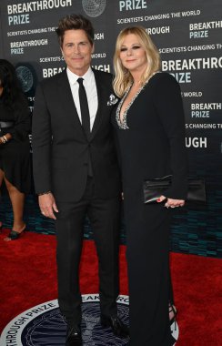 LOS ANGELES, CA. 15 Nisan 2023: Rob Lowe ve Sheryl Berkoff, Akademi Müzesi 'nde Bilim ve Matematik alanında Büyük buluş seremonisinde
