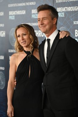 LOS ANGELES, CA. 15 Nisan 2023: Edward Norton ve Shauna Robertson, Akademi Müzesi 'nde 2023 Büyük Buluş Ödülü Töreni' nde