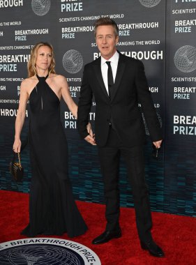 LOS ANGELES, CA. 15 Nisan 2023: Edward Norton ve Shauna Robertson, Akademi Müzesi 'nde 2023 Büyük Buluş Ödülü Töreni' nde