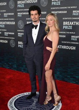 LOS ANGELES, CA. 15 Nisan 2023: Damien Chazelle ve Olivia Hamilton Akademi Müzesi 'nde 2023 Büyük Buluş Bilim ve Matematik Ödülü Töreni' nde