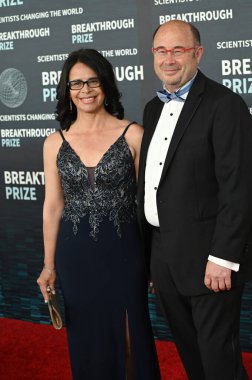 LOS ANGELES, CA. 15 Nisan 2023: Dr. Jeffery W. Kelly ve Konuğu Akademi Müzesi 'nde 2023 Buluş Ödülü Töreni' nde.