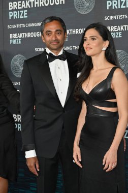 LOS ANGELES, CA. 15 Nisan 2023: Chamath Palihapitiya ve Nathalie Dompe, Akademi Müzesi 'nde Bilim ve Matematik alanında Büyük Buluş Ödülü Töreni' nde