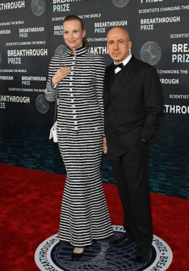 LOS ANGELES, CA. 15 Nisan 2023: Julia Buchkova ve Yuri Milner Akademi Müzesi 'nde 2023 Büyük Buluş Bilim ve Matematik Ödülü Töreni' nde