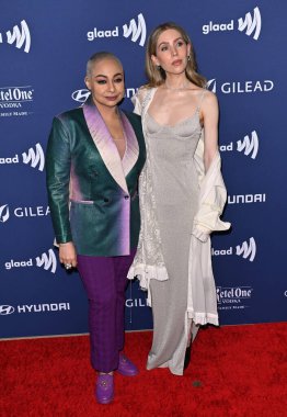ÇOK HILLS, CA. 30 Mart 2023: Raven-Symone ve Miranda Maday, Beverly Hilton Otel 'de düzenlenen 34.