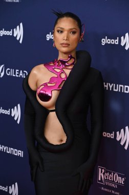 ÇOK HILLS, CA. 30 Mart 2023: Geena Rocero, Beverly Hilton Otel 'de düzenlenen 34. GLAAD Medya Ödülleri' nde