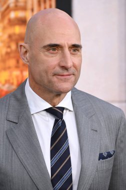 LOS ANGELES, CA. 28 Mart 2023: Mark Strong Regency Village Tiyatrosu 'ndaki Cinayet Gizemi 2 prömiyerinde