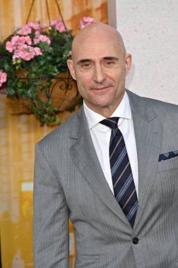 LOS ANGELES, CA. 28 Mart 2023: Mark Strong Regency Village Tiyatrosu 'ndaki Cinayet Gizemi 2 prömiyerinde