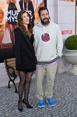 LOS ANGELES, CA. 28 Mart 2023: Jackie Sandler ve Adam Sandler Regency Village Tiyatrosu 'ndaki Cinayet Gizemi 2 galasında