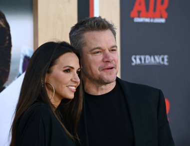 LOS ANGELES, CA. 27 Mart 2023: Luciana Barroso ve Matt Damon Regency Village Theatre 'daki dünya prömiyerinde