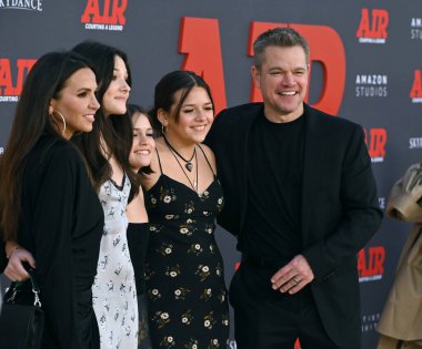 LOS ANGELES, CA. 27 Mart 2023: Matt Damon, Luciana Barossa, Isabella Damon, Gia Zavala Damon ve Stella Damon Regency Village Theatre 'daki dünya prömiyerinde