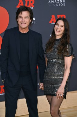 LOS ANGELES, CA. 27 Mart 2023: Jason Bateman ve Amanda Anka Regency Village Theatre 'daki dünya prömiyerinde