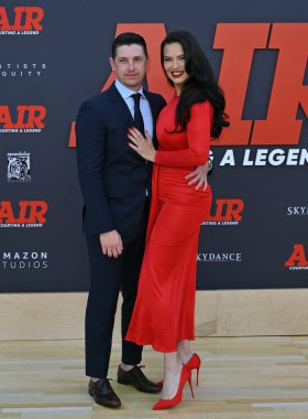 LOS ANGELES, CA. 27 Mart 2023: Adriana Lima ve Andre Lemmers Regency Village Theatre 'daki dünya prömiyerinde