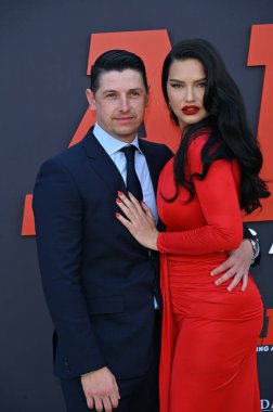 LOS ANGELES, CA. 27 Mart 2023: Adriana Lima ve Andre Lemmers Regency Village Theatre 'daki dünya prömiyerinde