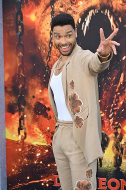 LOS ANGELES, CA. 26 Mart 2023: Zindanlar ve Ejderhalar galasında Rege-Jean Page Regency Village Tiyatrosu 'nda Hırsızlar Arasında Onur