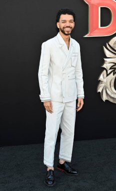 LOS ANGELES, CA. 26 Mart 2023: Dungeons and Dragons prömiyerinde Yargıç Smith Regency Village Theatre 'da Hırsızlar Arasında Onur