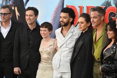 LOS ANGELES, CA. 26 Mart 2023: Jonathan Goldstein, John Francis Daley, Sophia Lillis, Justice Smith, Daisy Head, Chris Pine ve Michelle Rodriguez Regency Village Theatre 'daki Dungeons and Dragons prömiyerinde