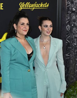 LOS ANGELES, CA. 22 Mart 2023: Melanie Lynskey ve Sophie Nelisse, Hollywood 'daki TCL Çin Tiyatrosu' nda YellowJackets 'ın 2. sezonunun prömiyerinde