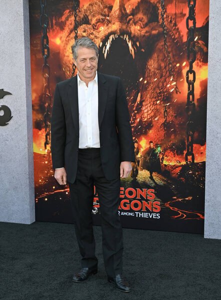 ЛОС-АНДЖЕЛЕС, Калифорния. 26 марта 2023: Хью Грант на премьере фильма "Подземелья и драконы: честь среди воров" в театре Ридженси Виллидж