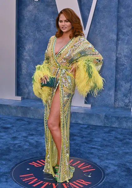 ÇOK HILLS, CA. 12 Mart 2023: Chrissy Teigen, Wallis Annenberg Merkezi 'ndeki Vanity Fair Oscar Partisi' nde