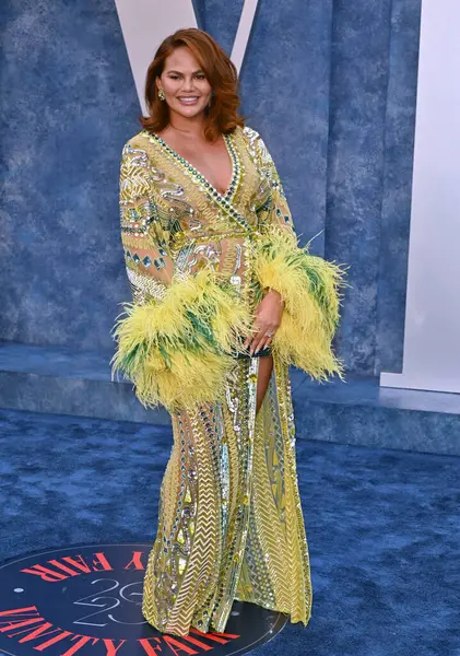 ÇOK HILLS, CA. 12 Mart 2023: Chrissy Teigen, Wallis Annenberg Merkezi 'ndeki Vanity Fair Oscar Partisi' nde