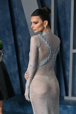 ÇOK HILLS, CA. 12 Mart 2023: Emily Ratajkowski Wallis Annenberg Merkezi 'ndeki Vanity Fair Oscar Partisi' nde.