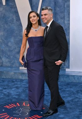 ÇOK HILLS, CA. 12 Mart 2023: Jessica Alba ve Cash Warren, Wallis Annenberg Merkezi 'ndeki Vanity Fair Oscar Partisi' nde.