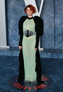 ÇOK HILLS, CA. 12 Mart 2023: Jessie Buckley, Wallis Annenberg Merkezi 'ndeki Vanity Fair Oscar Partisi' nde.