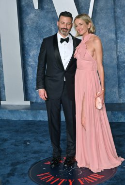 ÇOK HILLS, CA. 13 Mart 2023: Jimmy Kimmel ve Molly McNearney, Wallis Annenberg Merkezi 'ndeki Vanity Fair Oscar Partisi' nde.