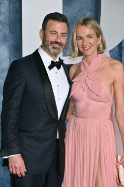 ÇOK HILLS, CA. 13 Mart 2023: Jimmy Kimmel ve Molly McNearney, Wallis Annenberg Merkezi 'ndeki Vanity Fair Oscar Partisi' nde.