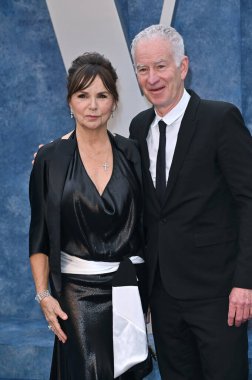 ÇOK HILLS, CA. 12 Mart 2023: John McEnroe ve Patty Smyth, Wallis Annenberg Merkezi 'ndeki Vanity Fair Oscar Partisi' nde.