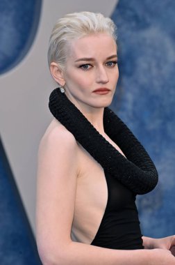 ÇOK HILLS, CA. 12 Mart 2023: Julia Garner Wallis Annenberg Merkezi 'ndeki Vanity Fair Oscar Partisi' nde.