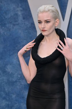 ÇOK HILLS, CA. 12 Mart 2023: Julia Garner Wallis Annenberg Merkezi 'ndeki Vanity Fair Oscar Partisi' nde.