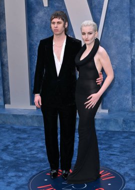 ÇOK HILLS, CA. 12 Mart 2023: Julia Garner ve Mark Foster, Wallis Annenberg Merkezi 'ndeki Vanity Fair Oscar Partisi' nde.