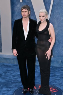 ÇOK HILLS, CA. 12 Mart 2023: Julia Garner ve Mark Foster, Wallis Annenberg Merkezi 'ndeki Vanity Fair Oscar Partisi' nde.