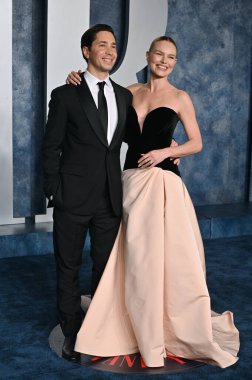 ÇOK HILLS, CA. 12 Mart 2023: Justin Long ve Kate Bosworth, Wallis Annenberg Merkezi 'ndeki Vanity Fair Oscar Partisi' nde.