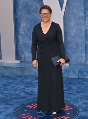 ÇOK HILLS, CA. 12 Mart 2023: Karen Bass Wallis Annenberg Merkezi 'ndeki Vanity Fair Oscar Partisi' nde.
