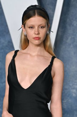 ÇOK HILLS, CA. 12 Mart 2023: Mia Gotik, Wallis Annenberg Merkezi 'ndeki Vanity Fair Oscar Partisi' nde.