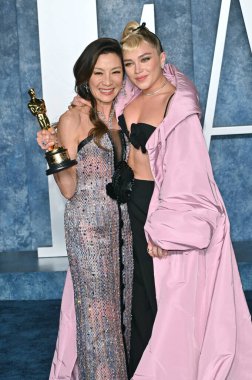 ÇOK HILLS, CA. 13 Mart 2023: Michelle Yeoh ve Florence Pugh, Wallis Annenberg Merkezi 'ndeki Vanity Fair Oscar Partisi' nde.