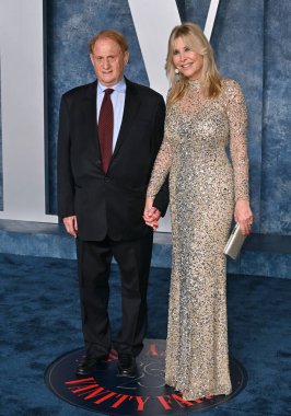 ÇOK HILLS, CA. 12 Mart 2023: Mike Medavoy ve Irena Medavoy, Wallis Annenberg Merkezi 'ndeki Vanity Fair Oscar Partisi' nde.