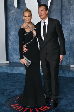 ÇOK HILLS, CA. 13 Mart 2023: Molly Sims ve Scott Stuber, Wallis Annenberg Merkezi 'ndeki Vanity Fair Oscar Partisi' nde.